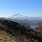 富士山を眺めながらの稜線歩きがすばらしい