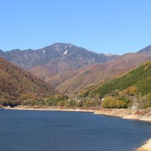ダム湖越しのすばらしい山並み