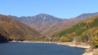 湖越しに見える山の眺めと周囲の紅葉がよかったです。