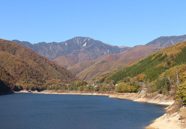 湖越しに見える山の眺めと周囲の紅葉がよかったです。