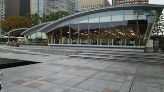 ガラス張りのオシャレなレストラン