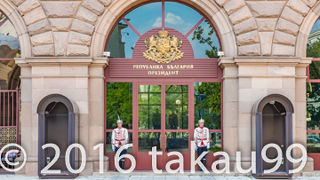 玄関には衛兵がいます