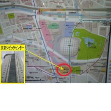 文京シビックセンターは、地下鉄駅の傍で、東京ドームの南側です