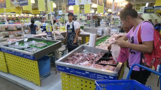 お買い物にはマクタン島内で一番便利な立地にあるスーパーマーケットです。