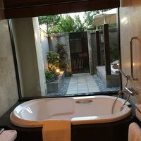 外には屋外プールへ続くドアがある