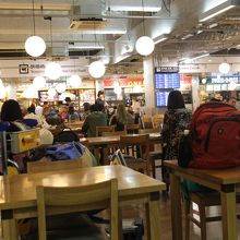 明るい雰囲気のフードコート