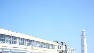 青空に映える白い灯台