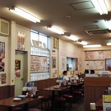 店内にはサインがいっぱい。でも誰だかわからない。