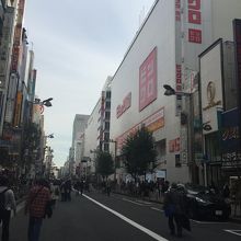 白く目立つビル