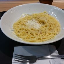 カルボナーラ。美味しかったけど、お皿が重い(>_<)