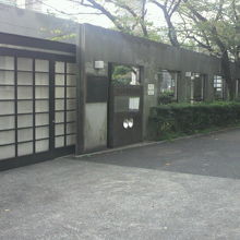 礫川公園の上(西)部には、東京都戦没者霊苑の施設があります。