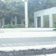 多くの緑の樹々に囲まれた静寂の中に、鎮魂の碑が置かれています