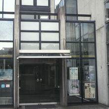 東京都戦没者霊苑　遺品展示室のある建物入口です。展示室は2階