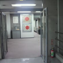 東京都戦没者霊苑　遺品展示室です。奥に遺品等が置かれています