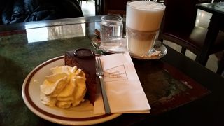 ザッハーでザッハートルテ頂きました。