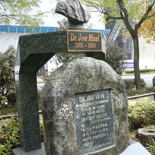 日比谷公園の東側にあります。