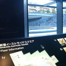 飲食店やコンビニなどがあります