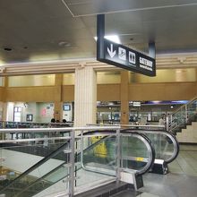 このエスカレータを降りていくと地下に。