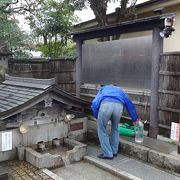 弘法大師が杖を突き刺した先から湧いたという伝説