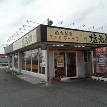 夜のお店の外観