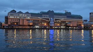 旧釧路川沿いに建つ一際目立つ建物