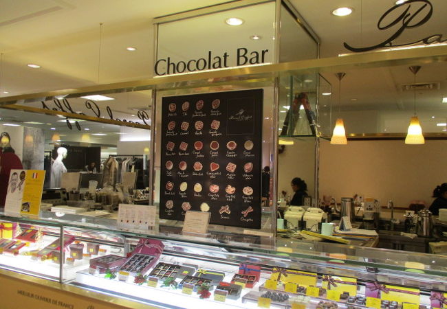 チョコレートを選んでドリンクセットで。日本ではここだけのパステル