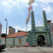 ペパーミントのミナレットが目立つチャイナタウンにあるモスクです。