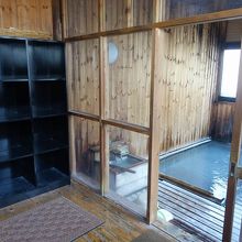 脱衣所は棚のみ。