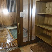 脱衣所は棚のみ。