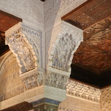 『メスアールの間』の柱頭彫刻と天井部分