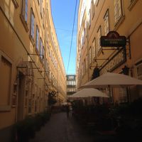 入口はとおりから奥の方まで入っていかなければなりません