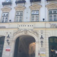 通りに面しているのはこの入口