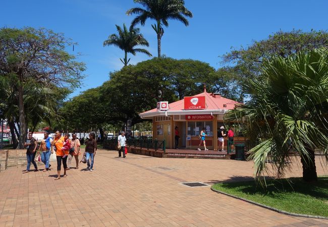 観光案内所 (ココティエ広場内)