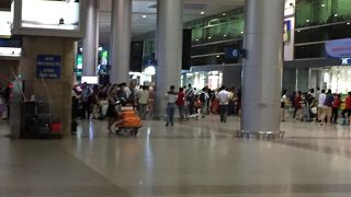 相変わらず出入り口に人が多い。