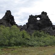 珍しい形態の溶岩群が散在するディムボルギル