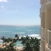 エレベーターへの廊下から見える海