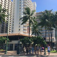 ビーチからホテルを見る