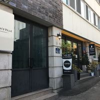 奥のカフェっぽい扉から出入りしました。