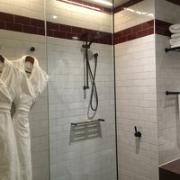 右手がバスタブ、左側にトイレ