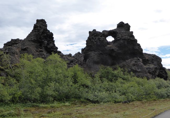 珍しい形態の溶岩群が散在するディムボルギル