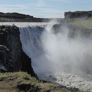 アイスランド随一のダイナミックな滝