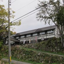 雨飾荘の建物。この100ｍ手前に露天風呂入口あり。