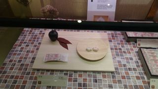 きれいなお菓子が多いです。