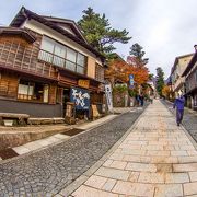 　大山寺へ　行く途中で　参道があります。紅葉の時ですので　ツタがあって　趣きがあります