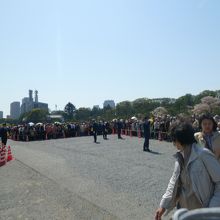 二重橋前のこんな感じで列が出来てます