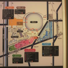 東京ドームシティーの中で、三角形の水色の区域がラクーアです。