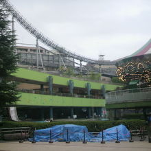 ジェットコースターの横には、メリーゴーランド。今も、人気の的