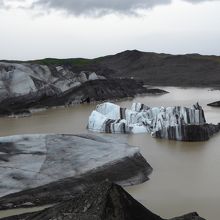 下方では水に浮かぶ氷河の欠片を見ることができます