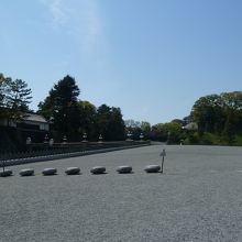 今日は正門石橋はここまでしか入れませんでした