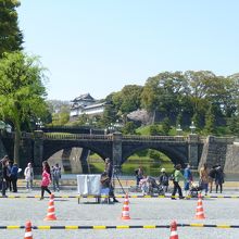 真正面より、外国からの観光客の皆さんようこそ！